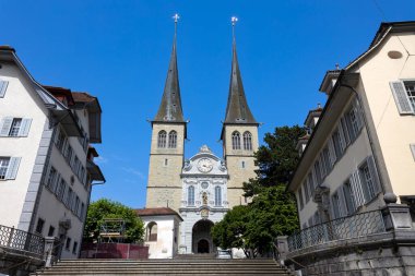 LUCERNE, SWitzERLAND, 21 Haziran 2022 - İsviçre 'nin Lucerne kentindeki Saint Leodegar Adliye Kilisesi (Hofkirche Sankt Leodegar)