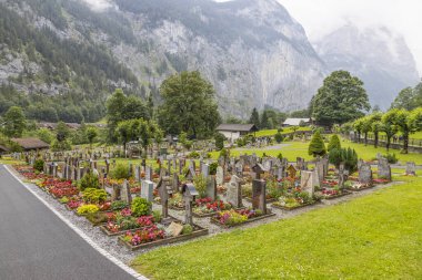 gülüşmeler, SWitzerland, 22 Haziran 2022 - Lauterbrunnen, İsviçre Mezarlığı (Friedhof)