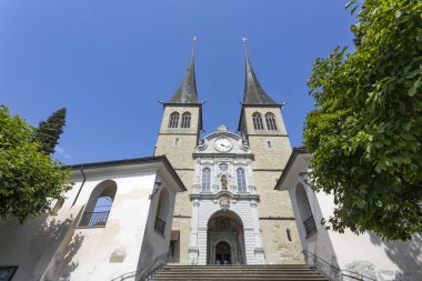 LUCERNE, SWitzERLAND, 21 Haziran 2022 - İsviçre 'nin Lucerne kentindeki Saint Leodegar Adliye Kilisesi (Hofkirche Sankt Leodegar)