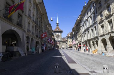 BERN, SWitzERLAND, 23 Haziran 2022 - İsviçre 'nin Bern şehrinin arka planında Saat Kulesi (Zytglogge) ile Eski Bern şehrinin ana caddelerinden Kramgasse manzarası