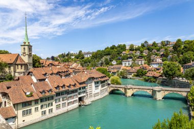 BERN, SWitzERLAND, 23 Haziran 2022 - Untertor Köprüsü (Untertorbrucke) ve İsviçre 'nin Bern kentindeki Aar Nehri üzerindeki antik binalar