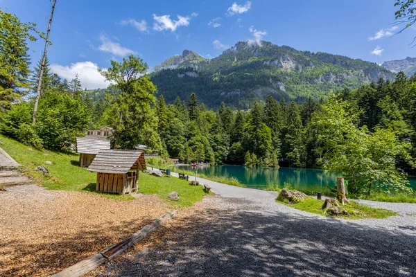 Widok Blausee Błękitne Jezioro Bernese Oberland Słynnej Miejscowości Turystycznej Szwajcarii — Zdjęcie stockowe