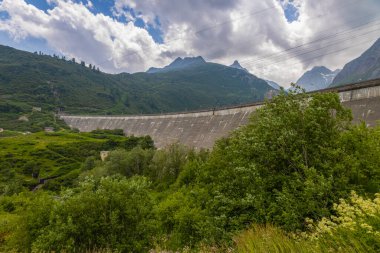 Formazza vadisi ve Verbano-Cusio-Ossola bölgesindeki Morasco Gölü Barajı manzarası