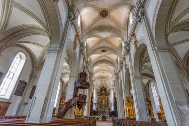 İsviçre 'nin Lucerne kentindeki Saint Leodegar Adliye Kilisesi' nin (Hofkirche Sankt Leodegar) iç görüntüsü