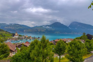 Thun Gölü 'ndeki Spiez köyü, Bernese Oberland, İsviçre