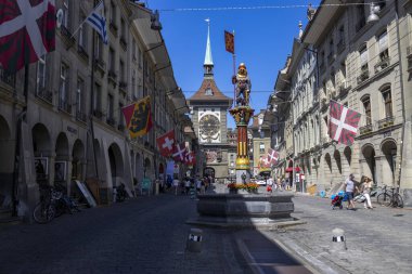 BERN, SWitzERLAND, 23 Haziran 2022 - İsviçre 'nin Bern şehrinin tarihi merkezinde arka planda Zahringer Çeşmesi ve Saat Kulesi (Zytlogge) manzarası