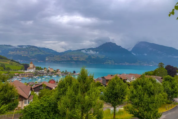 Thun Gölü 'ndeki Spiez köyü, Bernese Oberland, İsviçre