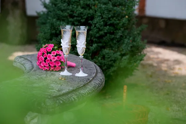 Wedding bouquet and stemware — Stock Photo, Image