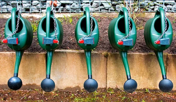 Sulama tenekeleri zincirleri
