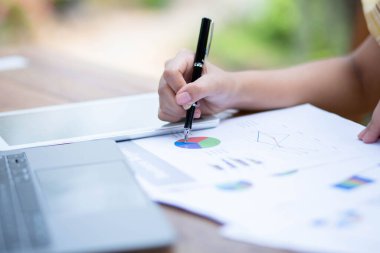 Erkek ve kadın çalışma, iş kavramı arka plan üzerinde grafiklerle belge görüntüsü