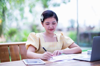 Erkek ve kadın çalışma, iş kavramı arka plan üzerinde grafiklerle belge görüntüsü