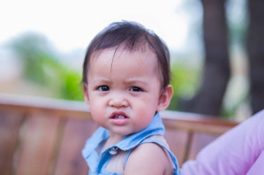 Parlak gülüşlü güzel dişli mutlu gözlü kız..