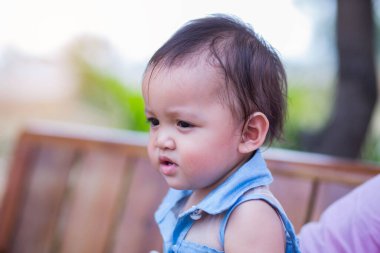 Parlak gülüşlü güzel dişli mutlu gözlü kız..