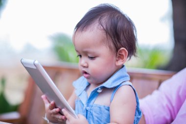 Parlak gülüşlü güzel dişli mutlu gözlü kız..