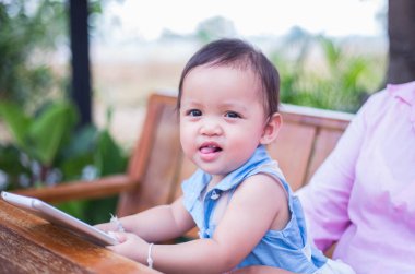 Parlak gülüşlü güzel dişli mutlu gözlü kız..