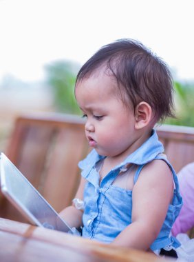 Parlak gülüşlü güzel dişli mutlu gözlü kız..