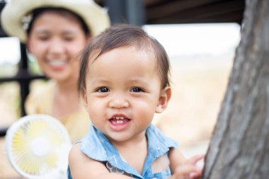 Parlak gülüşlü güzel dişli mutlu gözlü kız..