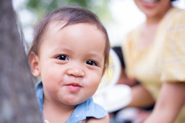 Parlak gülüşlü güzel dişli mutlu gözlü kız..