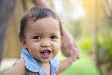Parlak gülüşlü güzel dişli mutlu gözlü kız..