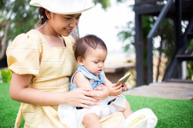 Kızlar İPad 'de yeni şeyler öğrenmekle ilgileniyor..