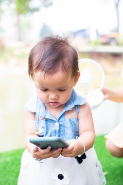 Parlak gülüşlü güzel dişli mutlu gözlü kız..