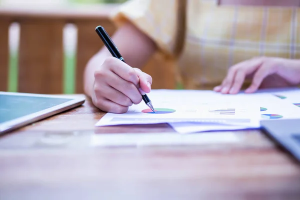 Immagine Documento Con Grafici Sullo Sfondo Del Lavoro Maschile Femminile — Foto Stock