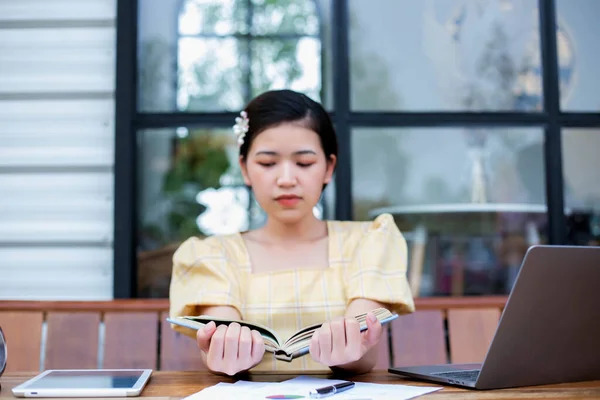 Young Woman Sitting Cafe Her Laptop Stressful Work — Stock fotografie