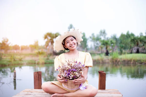 Beleza Jovem Mulher Com Flores Compõem Perto Menina Primavera Real — Fotografia de Stock