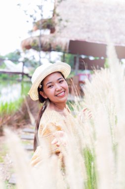Çiçekler ve yakın, gerçekten bahar kız makyaj güzellik genç kadınla