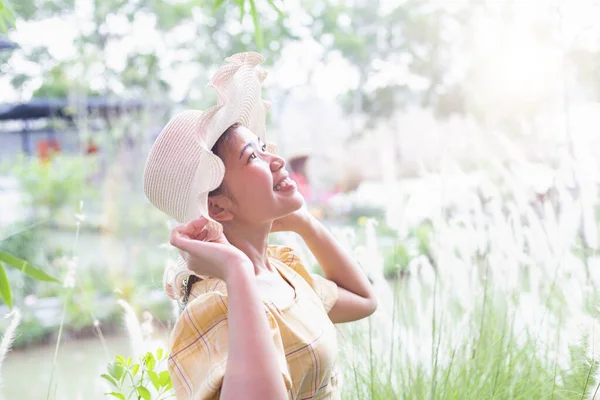 Bellezza Giovane Donna Con Fiori Trucco Vicino Vera Ragazza Primaverile — Foto Stock