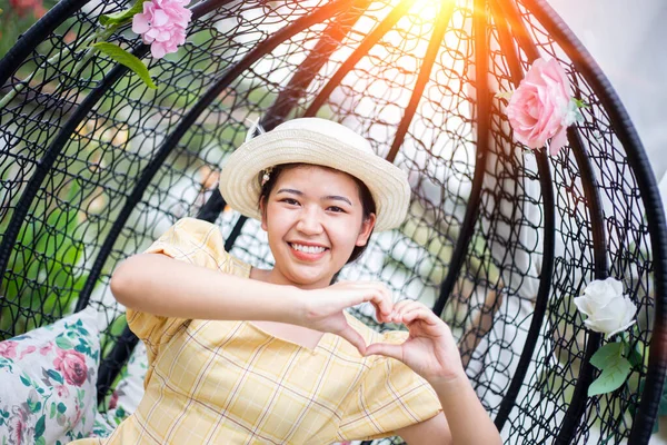 Beleza Jovem Mulher Com Flores Compõem Perto Menina Primavera Real — Fotografia de Stock