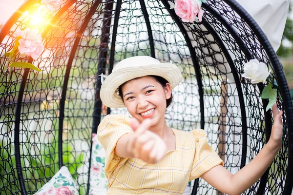 Beleza Jovem Mulher Com Flores Compõem Perto Menina Primavera Real — Fotografia de Stock