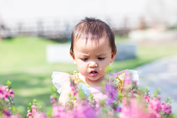 Chica Feliz Mirando Jardín Flores —  Fotos de Stock