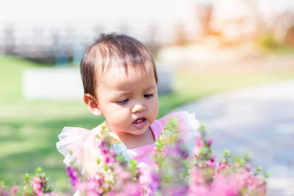 Chica Feliz Mirando Jardín Flores —  Fotos de Stock