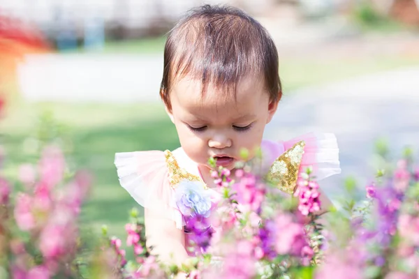 Chica Feliz Mirando Jardín Flores —  Fotos de Stock