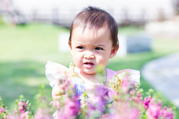 Chica Feliz Mirando Jardín Flores —  Fotos de Stock