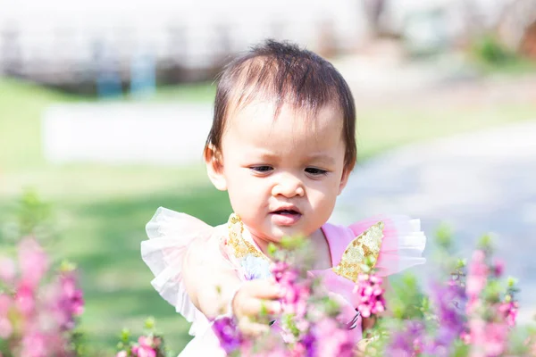 Chica Feliz Mirando Jardín Flores —  Fotos de Stock