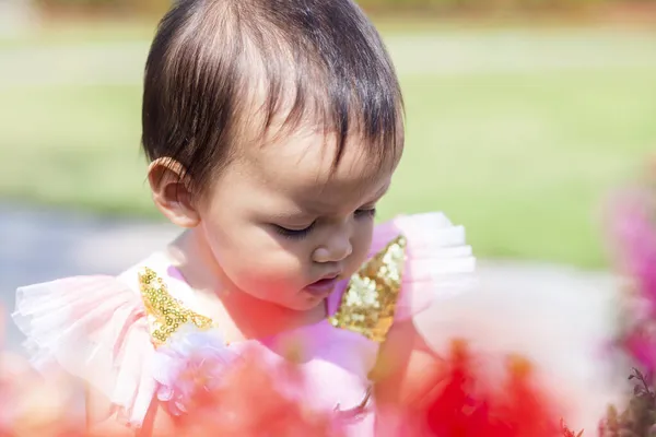 Menina Feliz Assistindo Jardim Flores — Fotografia de Stock