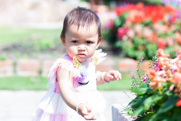 Chica Feliz Mirando Jardín Flores —  Fotos de Stock