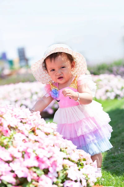 Chica Feliz Mirando Jardín Flores —  Fotos de Stock