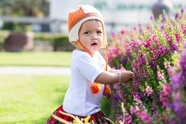 Chica Feliz Mirando Jardín Flores — Foto de Stock