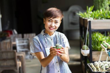 Güzel genç müşteri Paris çiçekçi dükkanı veya Pazar taze çiçekler seçme