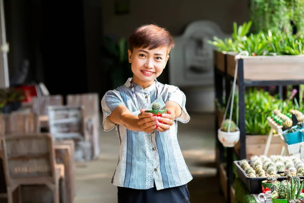 Belo Jovem Cliente Selecionando Flores Frescas Loja Flores Parisiense Mercado — Fotografia de Stock