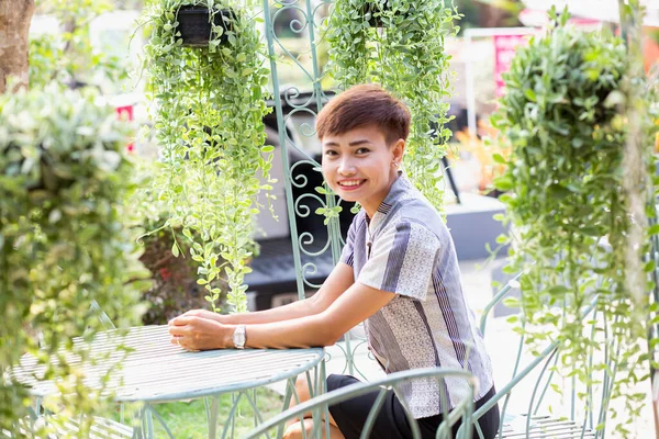 Hermosa Joven Cliente Seleccionando Flores Frescas Florería Parisina Mercado —  Fotos de Stock