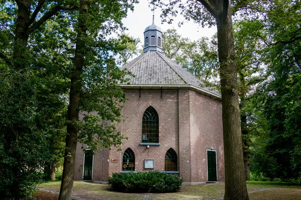 这座教堂是荷兰一个名叫Haarlo的小村庄里的一座新教教堂 它的绰号叫 Kluntjespot 是荷兰的一座纪念碑 — 图库照片