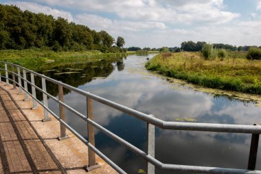 Achterhoek arazisinde, Gelderland vilayetinde bir kilitle çekilen Berkel adlı güzel akarsu.