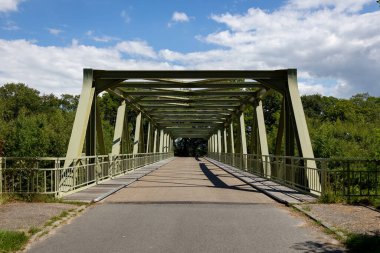 1920 'de Hollanda' nın Drenthe eyaleti Onnen köyü yakınlarında inşa edilen eski demir demiryolu köprüsü.