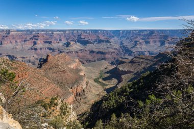 Ulusal park Büyük Kanyon, kırmızı, sarı, kahverengi ve turuncu renklerde güzel büyük bir kanyon, erozyonla aşınmış, altında Colorado Nehri 'nin hala aktığı, Arizona, ABD
