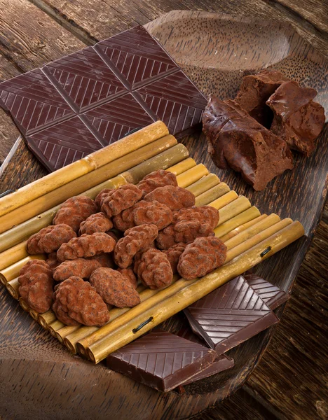 Cocoa beans, dark chocolate and chocolate truffles — Stock Photo, Image