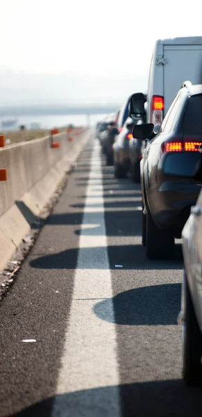 Wachtrijen van het verkeer op de snelweg — Stockfoto
